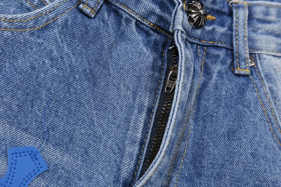 P260 model number: H505 Chrome Hearts Chrome Hearts high-end limited edition jeans exude uninhibited personality and unique charm. Every wear and tear is carefully designed to present a unique artistic feel. Made of imported denim fabric, which has undergone heavy industrial washing and destruction treatment, the trousers show a super cool effect on the upper body, allowing you to dominate the fashion stage.  This is more than just a pair of jeans, it is an expression of attitude. With its unique design concept and ultimate pursuit of details, Croxin breaks traditional boundaries and defines the jeans trend in the new era. The trousers are made of double-layer woven fabric and matched with customized hardware, showing an incomparably beautiful and unique style, making every wearer the focus of fashion. Imported denim fabric, super heavy-duty washed and damaged, the upper body is super cool! Customized hardware, incomparably good-looking model. The production process is difficult. It has a high-street feel. Color: blue Size: S M L XL